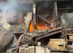 Спасатели МЧС ЛНР почти 6 часов тушили горящий цех на стахановском заводе