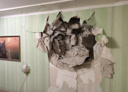 Беспилотник ВСУ атаковал многоэтажку в Кировске ЛНР