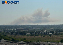 Луганск обстреляли, над городом виден столб дыма