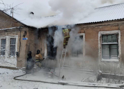 В городе Алмазное ЛНР загорелся жилой дом