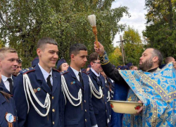 Священник благословил учеников лицея «Молодой гвардии» города Луганска на начало нового учебного года 