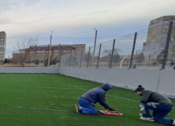 В Краснодоне ЛНР продолжают возводить спортивную площадку: завезли травяное и резиновое покрытие 