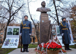 В луганском Сквере пограничников открыли памятник герою СССР из Брянки