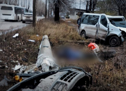 В ЛНР водитель не выжил после встречи с бетонной электроопорой, а 15-летний пешеход – с двумя авто