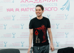 Российский актер Аристарх Венес приехал в Луганск