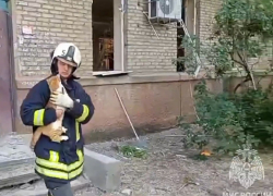 «Мальчик, живой!»: в Луганске спасатели достали котика из разрушенной квартиры