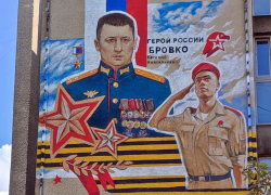 В Луганске установлен мурал в честь памяти замполита второго армейского корпуса ЛНР Евгения Бровко 