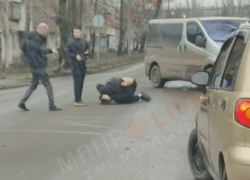 В Красном Луче ЛНР участники аварии устроили драку прямо на дороге