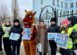 В Луганске конь Юлий рассказал школьникам о правилах безопасности на дорогах