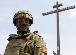 Росгвардейцы установили новый поклонный крест в Александровске 