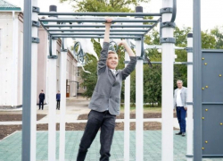 На территориях школ Свердловского района ЛНР регион-шеф установил тренажёры и доски для скалолазания 