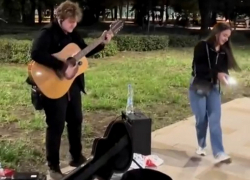 «Вставай Донбасс!»: юные жители Луганска поют патриотические песни в новом сквере имени Героев «Молодой гвардии»