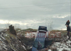 В ЛНР легковушка вылетела с дороги в овраг