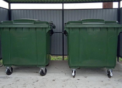 Более 20 спецавтомобилей и 2,3 тысячи контейнеров для мусора поставили в ЛНР с начала 2024 года