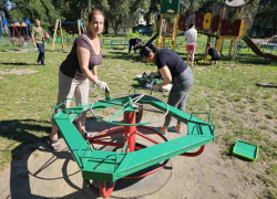 Врачи из Красного Луча отремонтировали городскую детскую площадку 