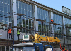 Строители ремонтируют здание комплексной детско-юношеской спортивной школы города Первомайска 