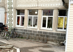 Беспилотник ВСУ атаковал Сватовскую больницу, есть пострадавший