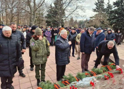 Цветы к памятнику воинам-интернационалистам возложили ветераны-«афганцы» в Луганске 