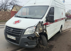 В Свердловске в скорую влетела легковушка