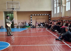 Представитель батальона «Енисей» спел для старшеклассников и воспитанников Луганской Академии детства 