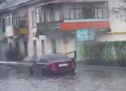 Автомобиль затопило на Херсонской в Луганске