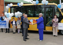 Школа города Счастье получила автобус: теперь дети смогут ездить в Луганск