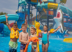 Получите детский билет в подарок* в аквакомплекс со стеклянным бассейном и большим детским аквагородком  на летние каникулы