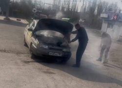 Инспекторы ДПС потушили загоревшийся на заправке автомобиль в ЛНР
