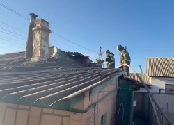 Чудом избежали трагедии: в Луганске пожарные спасли дом с ребенком внутри