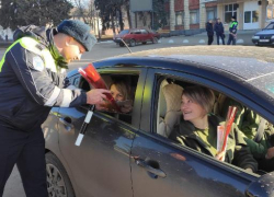 В ЛНР автоинспекторы поздравили женщин с 8 Марта цветами и открытками