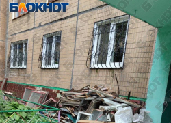Жители Луганска жалуются на брошенные оконные рамы у подъезда