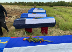 Вставшие в 2014 году на защиту Донбасса 10 бойцов обрели последний покой на территории мемориального комплекса в Луганске