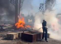 В Первомайске полицейским ЛНР пришлось тушить пожар во дворе колледжа