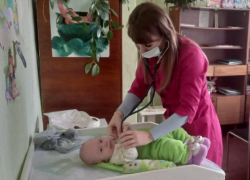 Врач-педиатр Перевальской больницы посетил отдалённый посёлок ЛНР 