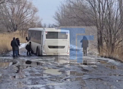 Подаренный ЛНР новый автобус провалился в яму в Краснодоне: движение по дороге было перекрыто