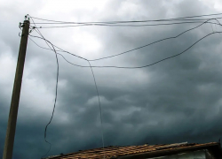 Больше 140 тысяч абонентов в ЛНР остаются без электроэнергии из-за урагана: в городах и районах проблемы с подачей воды и отопления