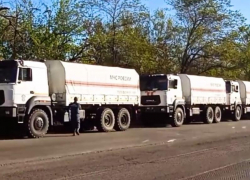 Автомобили очередного конвоя привезли в Луганск гуманитарную помощь для жителей 