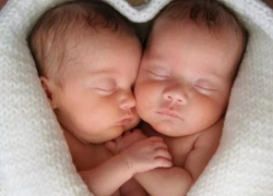 Три двойни девочек родились за неделю в Луганске 