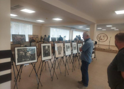 Смерть родных, подрывы церквей и уход мужчин на фронт: художники Луганска представили выставку картин в Мариуполе
