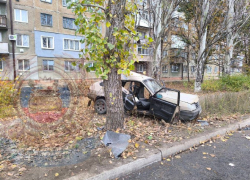  В Свердловске ЛНР пьяный подросток на «девятке» врезался в дерево