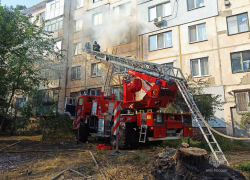 В Луганске на пожаре спасли семью с двухлетним ребенком