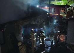 Пожар почти полностью уничтожил жилой дом в Ровеньках ЛНР