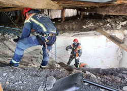 Снаряд попал в крышу и проломил потолок в квартирах: последствия обстрелов Сватовского района ликвидируют спасатели из Саратова 