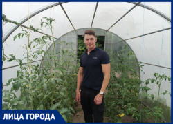 Могучий Шрек и Гном стринги: что выращивает в теплицах огородник из Луганска