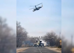 В сети появилось видео с вертолетом, пропускающим «помеху справа» на дороге при въезде в Луганск