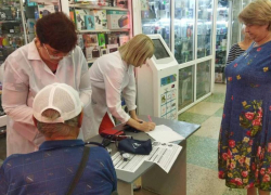 В Красном Луче жителям мерили давление в супермаркете 