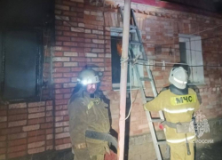 В Луганске при пожаре в доме серьезно пострадал горожанин