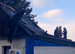В Новодарьевке ЛНР спасатели МЧС отстояли от огня жилой дом