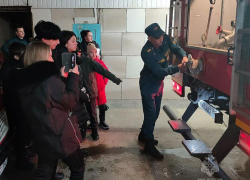 Дети, попавшие в трудную жизненную ситуацию, побывали в гостях у огнеборцев Стаханова ЛНР 