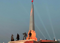 Четыре поколения защитников: по инициативе Владимира Путина в Луганске реконструировали мемориальный комплекс «Острая могила» 